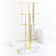 Charger l'image dans la galerie, Présentoir à bijoux design en marbre