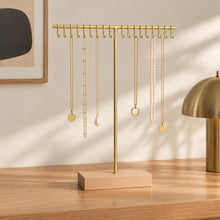 Charger l'image dans la galerie, Présentoir à colliers en bois et métal or socle rectangle sur une commode