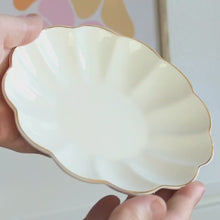 Charger et lire la vidéo dans la visionneuse de la Galerie, Coupelle à bijoux fleur rétro en céramique