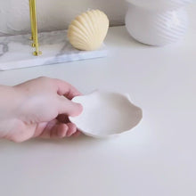 Charger et lire la vidéo dans la visionneuse de la Galerie, Vide-poche coquillage blanc en céramique