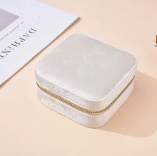 Charger l'image dans la galerie, Trousse de rangement pour bijoux en velours doux blanc