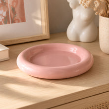Charger l'image dans la galerie, Vide-poche à bijoux en céramique rose posé sur une commode en bois clair