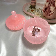 Charger l'image dans la galerie, Boîte à bijoux chapiteau rose transparent en résine • Résine