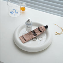 Charger l'image dans la galerie, Coupelle à bijoux blanche en céramique • Céramique