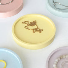 Charger l'image dans la galerie, Coupelle à bijoux confettis en jesmonite • Jaune • Jesmonite