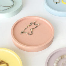 Charger l'image dans la galerie, Coupelle à bijoux confettis en jesmonite • Pêche • Jesmonite