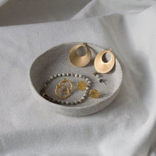 Charger l'image dans la galerie, Coupelle à bijoux éco-responsable en jesmonite et feuilles