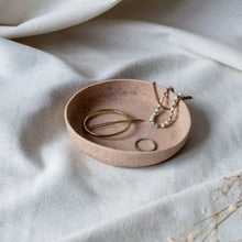 Charger l'image dans la galerie, Coupelle à bijoux éco-responsable en jesmonite et feuilles