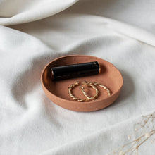 Charger l'image dans la galerie, Coupelle à bijoux éco-responsable en jesmonite et feuilles