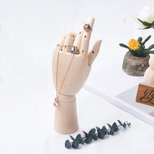 Charger l'image dans la galerie, Main porte-bijoux articulée en bois clair