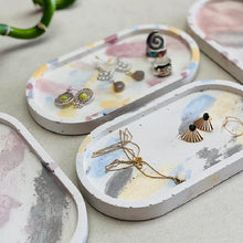 Charger l'image dans la galerie, Plateau ovale design abstrait en béton • Béton