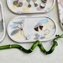 Charger l'image dans la galerie, Plateau ovale design abstrait en béton • Bleu et jaune •