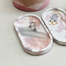 Charger l'image dans la galerie, Plateau ovale design abstrait en béton • Corail et gris •