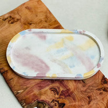 Charger l'image dans la galerie, Plateau ovale design abstrait en béton • Rose et jaune •