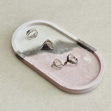 Charger l'image dans la galerie, Plateau ovale tricolore rose gris et blanc en béton • Béton