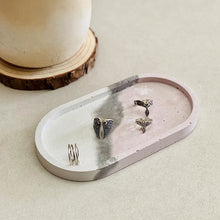 Charger l'image dans la galerie, Plateau ovale tricolore rose gris et blanc en béton • Béton