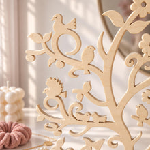 Charger l'image dans la galerie, Détail des fleurs et oiseaux découpés de l’arbre à bijoux en bois de peuplier
