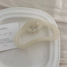 Charger l&#39;image dans la galerie, Barrette à cheveux avec petit nœud blanc
