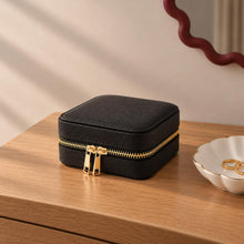 Charger l'image dans la galerie, Boite à bijoux de voyage en cuir fermée sur commode
