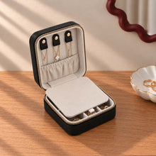 Charger l'image dans la galerie, Boite à bijoux de voyage en cuir ouverte pour colliers sur commode
