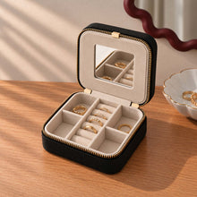 Charger l'image dans la galerie, Boite à bijoux de voyage en cuir ouverte avec miroir sur commode
