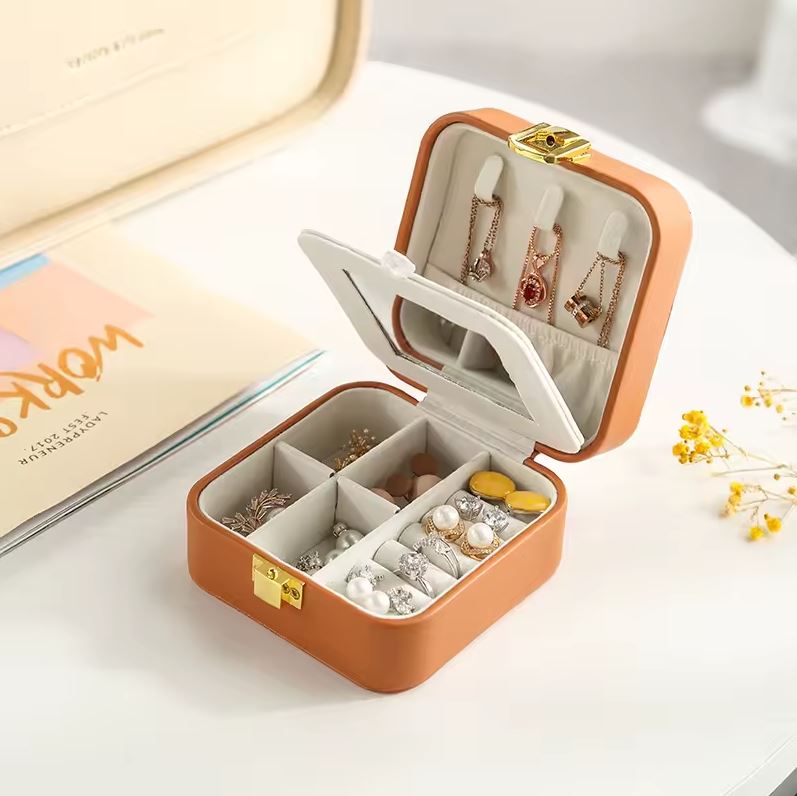 Coffret à bijoux marron en cuir de vachette forme arrondie