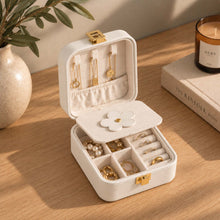 Charger l'image dans la galerie, Boite à bijoux de voyage fleur blanche ouverte sur une commode
