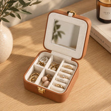 Charger l'image dans la galerie, Boite à bijoux de voyage fleur avec miroir sur une commode
