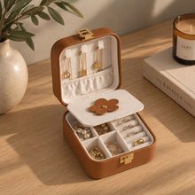 Charger l'image dans la galerie, Boite à bijoux de voyage fleur ouverte sur une commode
