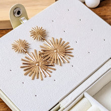 Charger l'image dans la galerie, Détail du rangement boucles d'oreilles d'une boîte à bijoux de voyage
