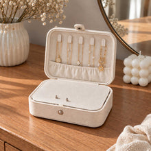 Charger l'image dans la galerie, Rangement pour colliers dans une boîte à bijoux de voyage ouverte
