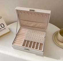 Charger l'image dans la galerie, Boîte à bijoux en cuir avec serrure
