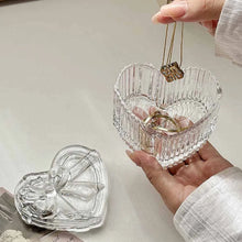 Charger l&#39;image dans la galerie, Boîte à bijoux en verre avec nœud en forme de cœur
