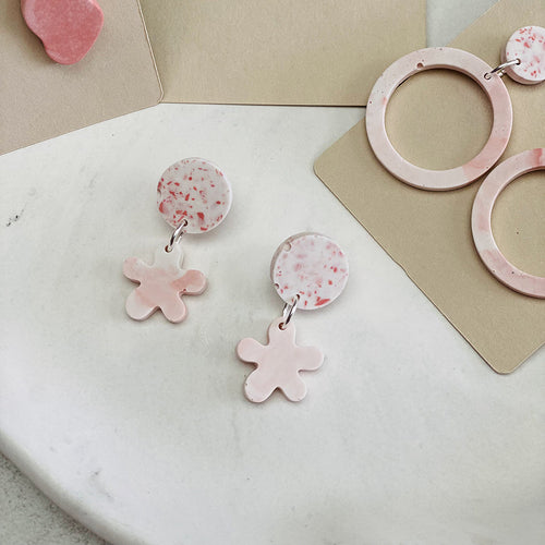 Boucles d’oreilles duo cercle et fleur en jesmonite