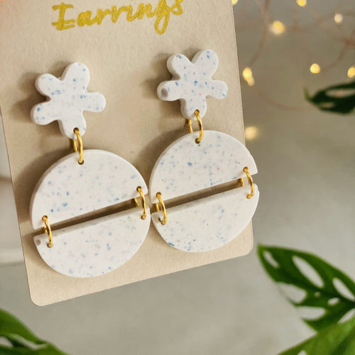 Boucles d’oreilles duo demi-lune et fleur terrazzo en jesmonite blanc