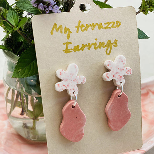 Boucles d’oreilles duo fleur et forme abstraite en jesmonite