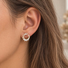 Charger l'image dans la galerie, Boucles d’oreilles feuilles en zircon plaqué or 18 carats portées
