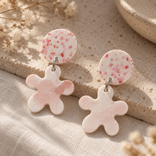 Charger l'image dans la galerie, Détail de la matière des boucles d’oreilles en jesmonite rose et terrazzo
