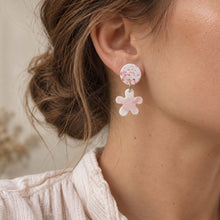 Charger l'image dans la galerie, Boucles d’oreilles fleur rose en jesmonite portées à l’oreille
