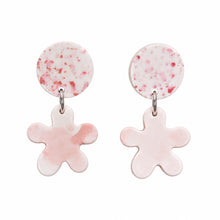 Charger l'image dans la galerie, Boucles d’oreilles fleur rose en jesmonite effet terrazzo

