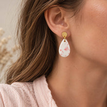 Charger l'image dans la galerie, Boucles d’oreilles goutte terrazzo rose portées à l’oreille
