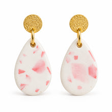 Charger l'image dans la galerie, Boucles d’oreilles goutte terrazzo rose en jesmonite et plaqué or
