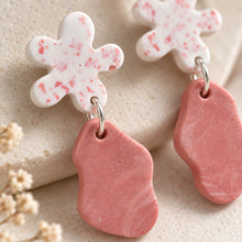 Charger l'image dans la galerie, Détail des boucles d’oreilles en jesmonite blanche et rose
