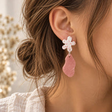 Charger l'image dans la galerie, Boucles d’oreilles en jesmonite rose portées à l’oreille
