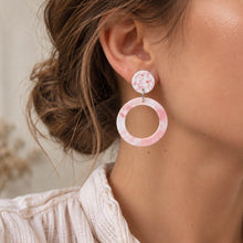 Charger l'image dans la galerie, Boucles d’oreilles rose terrazzo en jesmonite portées à l’oreille
