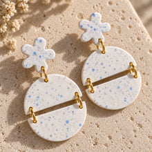 Charger l'image dans la galerie, Détail des boucles d’oreilles terrazzo blanc et bleu en jesmonite

