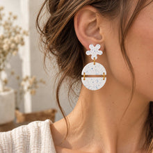 Charger l'image dans la galerie, Boucles d’oreilles terrazzo blanc et bleu portées à l’oreille
