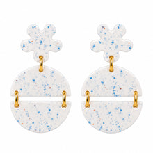 Charger l'image dans la galerie, Boucles d’oreilles fleur terrazzo blanc et bleu en jesmonite
