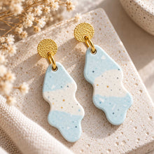 Charger l'image dans la galerie, Détail des boucles d’oreilles terrazzo bleu en jesmonite
