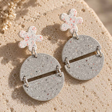 Charger l'image dans la galerie, Détail des boucles d’oreilles terrazzo gris et rose en jesmonite

